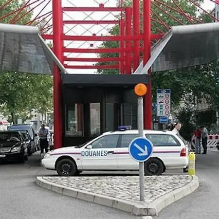 3 Personnes, Frontiere Suisse Saint-Louis (Haut-Rhin)